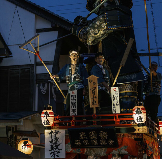 山車と提灯